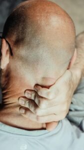 Πόνος στον Αυχένα: Αιτίες, Συμπτώματα και Αντιμετώπιση